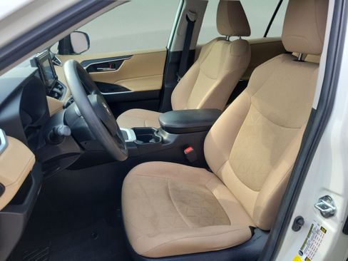 Used 2021 Toyota RAV4 XLE w/ Convenience Package FWD image 9