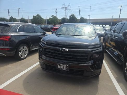 Used 2024 Chevrolet Traverse LT w/ Midnight/Sport Edition FWD image 3