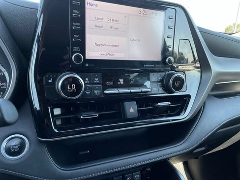 Used 2021 Toyota Highlander XLE FWD image 18