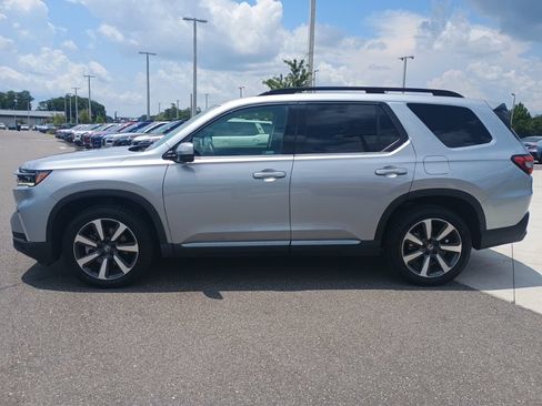 Used 2024 Honda Pilot Touring image 8