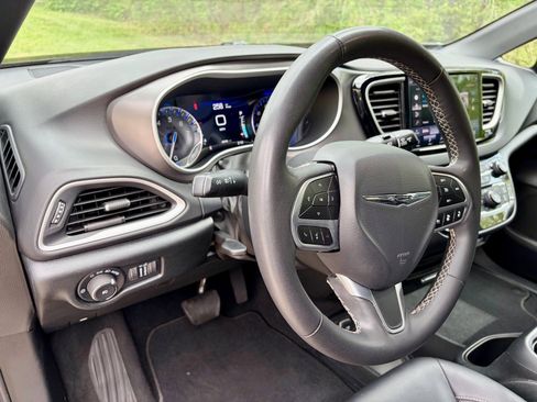 Used 2025 Chrysler Pacifica Select FWD image 12