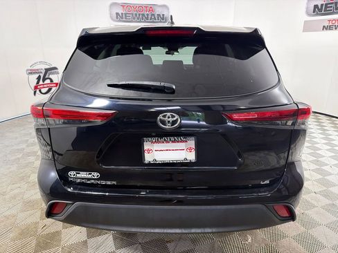 Used 2022 Toyota Highlander LE FWD image 4