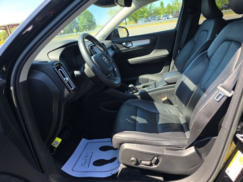 Used 2022 Volvo XC40 T4 Momentum FWD image 8