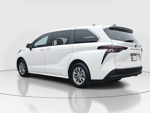 Certified 2025 Toyota Sienna LE image 7