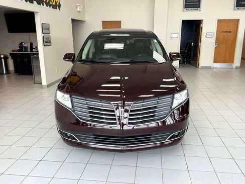 Used 2019 Lincoln MKT AWD image 3