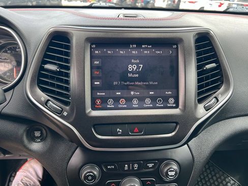 Used 2019 Jeep Cherokee Trailhawk w/ Cold Weather Group AWD/4WD image 34