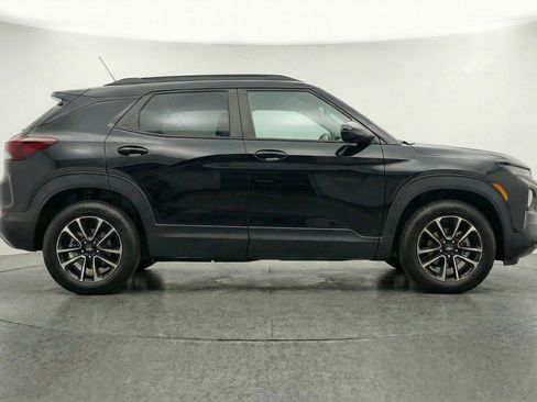 Used 2025 Chevrolet TrailBlazer LT w/ Driver Confidence Package image 9