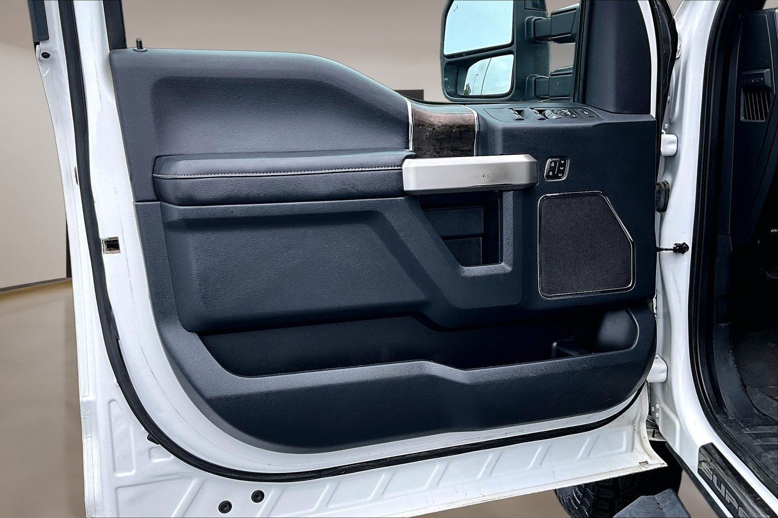 Used 2022 Ford F250 Lariat w/ Black Appearance Package AWD/4WD image 23