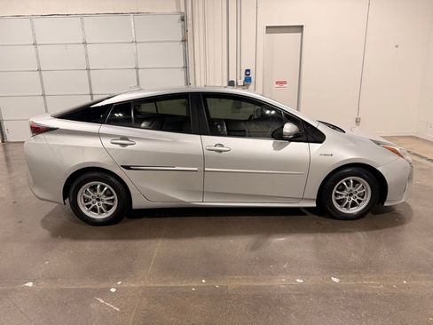 Used 2017 Toyota Prius Four w/ Premium Convenience Package image 4
