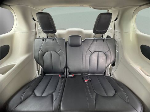 Used 2023 Chrysler Pacifica Touring-L image 16