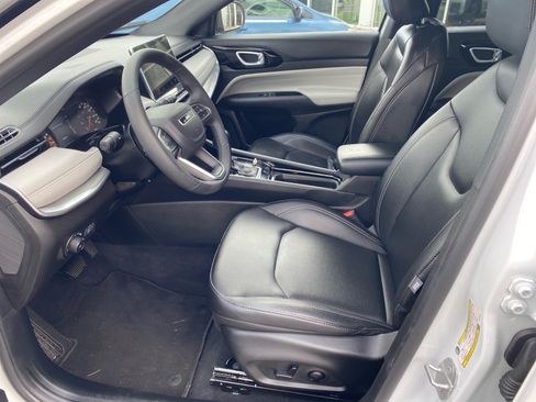 Used 2025 Jeep Compass Limited AWD/4WD image 9