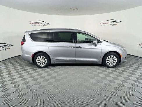 Used 2019 Chrysler Pacifica Touring-L FWD image 9