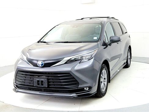 Used 2025 Toyota Sienna XLE w/ XLE Plus Package image 2