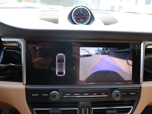 Used 2020 Porsche Macan AWD/4WD image 17