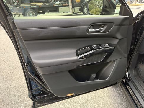 Used 2022 Nissan Pathfinder SV w/ SV Premium Package image 10