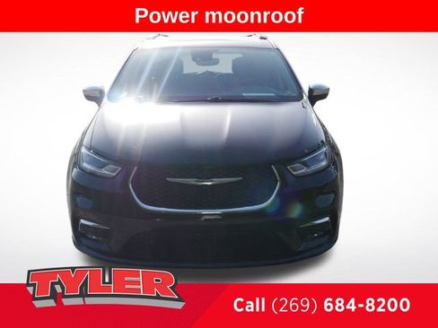 Used 2022 Chrysler Pacifica Limited AWD/4WD image 2