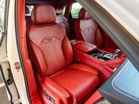 Used 2022 Bentley Bentayga AWD/4WD image 22