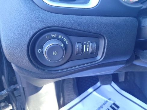 Used 2018 Jeep Renegade Latitude w/ Cold Weather Group image 30