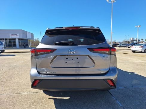 Certified 2025 Toyota Highlander XLE image 6
