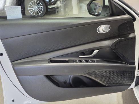 Certified 2025 Hyundai Elantra SE image 20