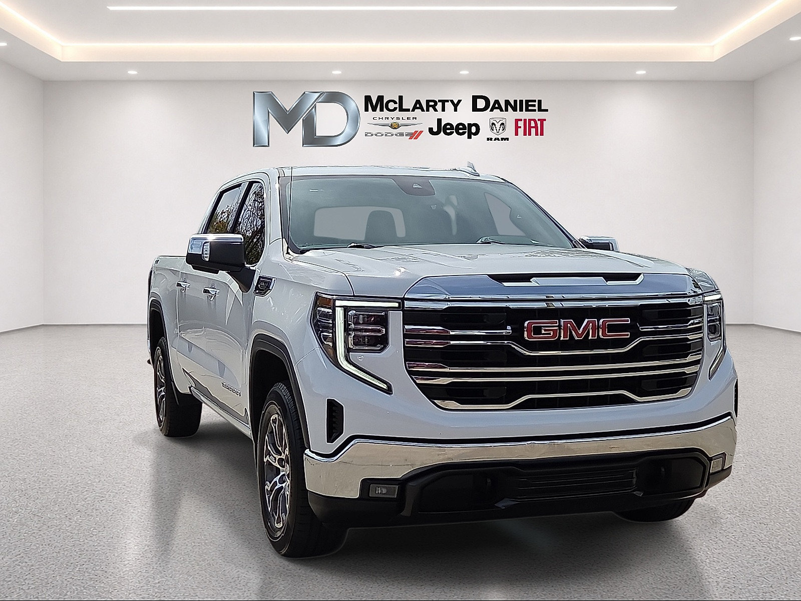 Used 2025 GMC Sierra 1500 SLT AWD/4WD image 1