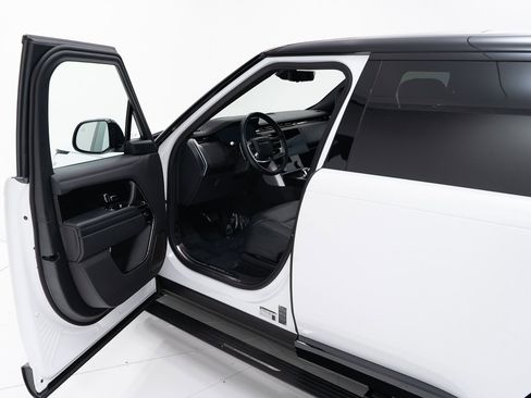 Used 2023 Land Rover Range Rover SV image 9