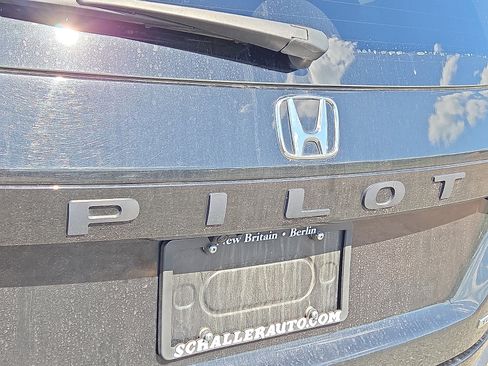 Used 2023 Honda Pilot Touring image 4