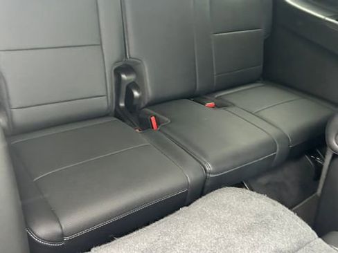 Used 2025 Chevrolet Traverse LT image 46