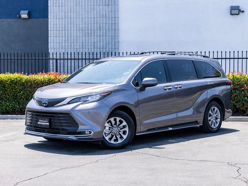 Used 2023 Toyota Sienna XLE FWD image 22