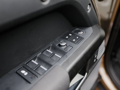 Used 2020 Land Rover Defender 110 SE image 24