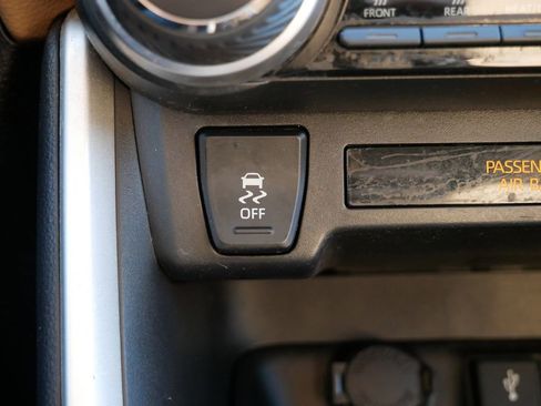 Used 2021 Toyota RAV4 XLE AWD/4WD image 23