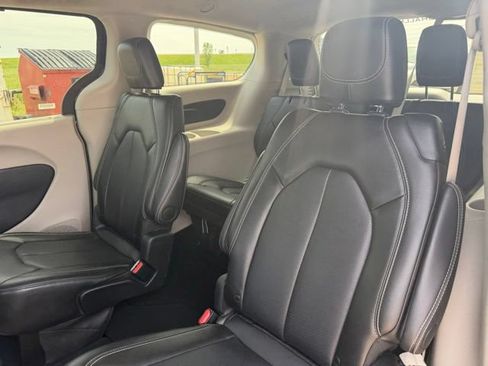 Used 2024 Chrysler Pacifica Touring-L FWD image 11