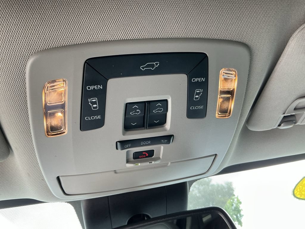 Used 2022 Toyota Sienna XLE FWD image 27