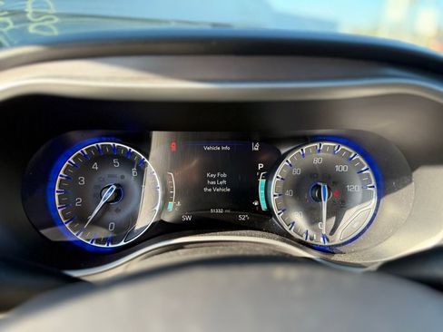 Used 2024 Chrysler Pacifica Touring-L image 10