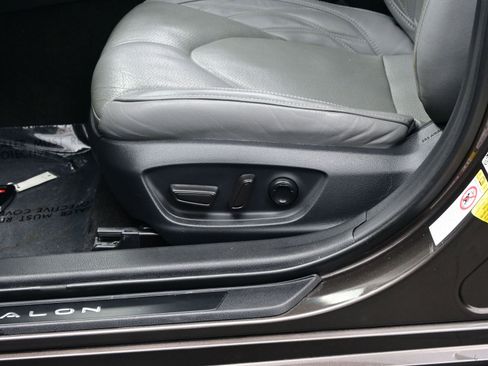 Used 2019 Toyota Avalon Limited image 11