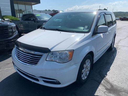 Used 2013 Chrysler Town & Country Touring FWD image 8