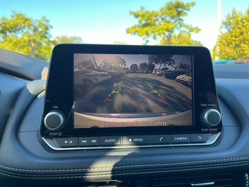 Used 2022 Nissan Rogue SV image 8