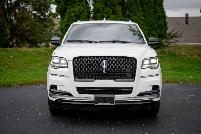 Used 2024 Lincoln Navigator L Reserve AWD/4WD image 2