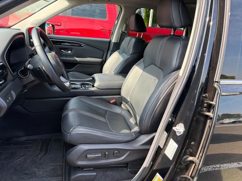 Used 2025 Honda Pilot Touring image 7