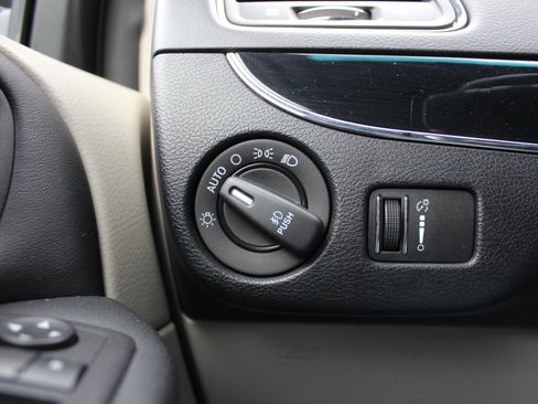 Used 2017 Dodge Grand Caravan SXT FWD image 21