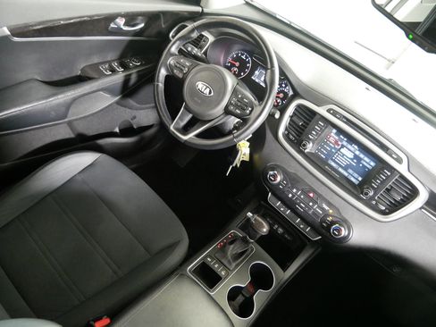 Used 2017 Kia Sorento LX w/ LX Convenience Package image 9