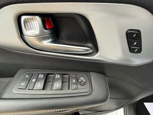 Used 2025 Chrysler Pacifica Limited FWD image 21