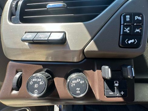 Used 2017 GMC Yukon Denali AWD/4WD image 13
