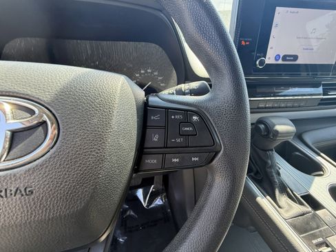 Used 2025 Toyota Sienna LE FWD image 18