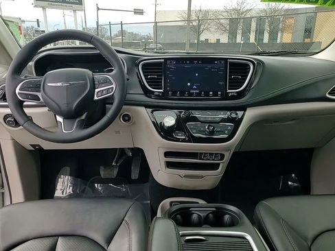 Used 2024 Chrysler Pacifica Limited FWD image 14