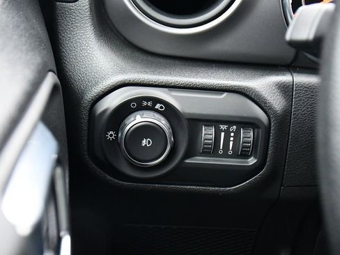 Used 2021 Jeep Wrangler Sport image 31