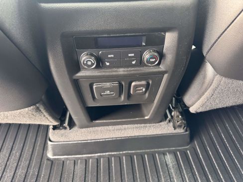 Used 2023 Chevrolet Traverse Premier image 14