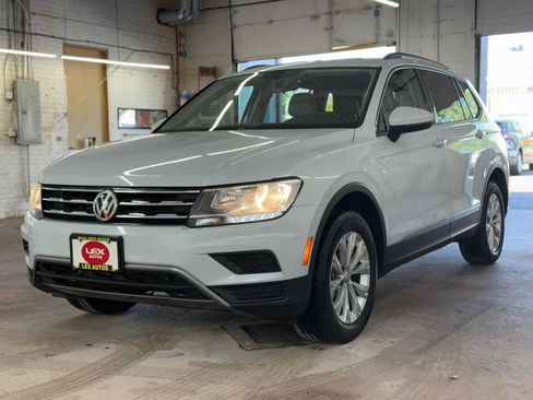 Used 2018 Volkswagen Tiguan SE w/ Panoramic Sunroof Package image 2