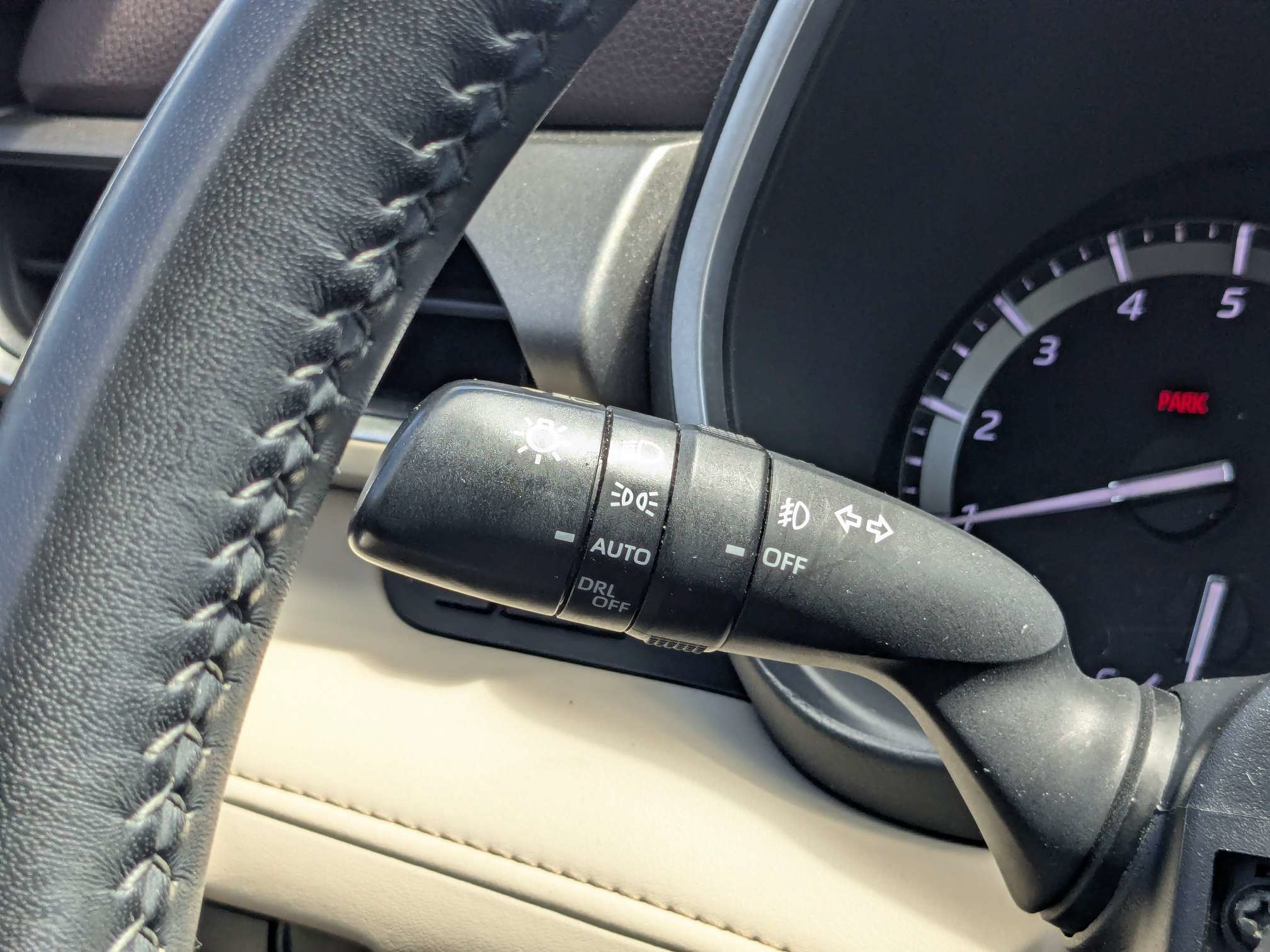 Used 2020 Toyota Highlander XLE AWD/4WD image 27