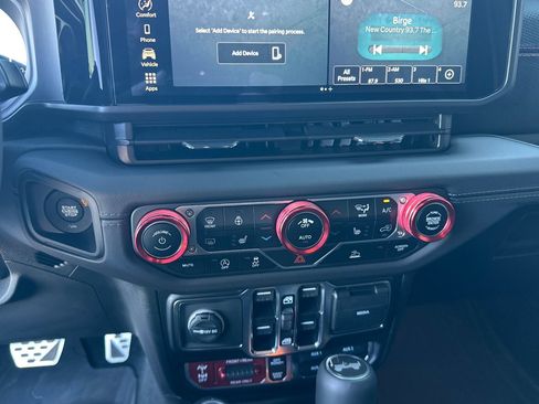 Used 2024 Jeep Wrangler Unlimited Rubicon w/ Convenience Group image 27